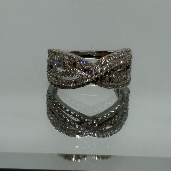 10k White Gold & 1.00 Ct Diamond Designer Ring with Pavé Setting - Picture 2 of 5